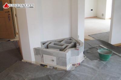 Fase 1. - Il primo passo per la costruzione della stufa, è sempre la posa dello zoccolo. In questo caso viene anche installata la centralina per il controllo della combustione. Fase 1.
