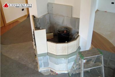 Fase 3. - Parallelamente alla posa delle maioliche, viene costruito anche l'interno della stufa. Fase 3.