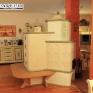 Stufa ad olle con rivestimento in maiolica Arcadia e panca in legno ( cod. 85).