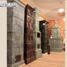 Stufe in stile liberty, e sullo sfondo una rarissima stufa Cavosi di color verde acquamarina.