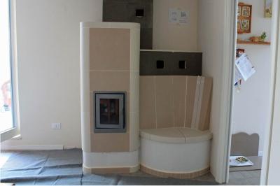 Fase 6: la costruzione vera e propria è terminata. E' stato effettuato il collegamento alla canna fumaria, precedentemente da noi messa a norma, ed è finita la costruzione dei giri di fumo e del rivestimento.