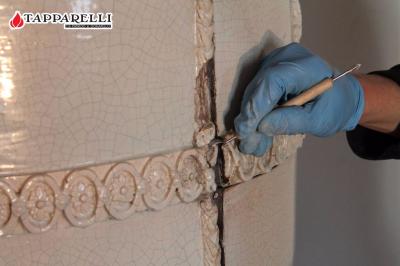 Fase 3. - La prima fase dell'intervento di restauro eseguito sul posto, è stata quella di andare a togliere tutte le impurità dalla superficie della maiolica. Sono stati asportati i vari strati di stucco, colore, colle ecc... Fase 3.