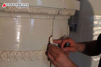 Fase 6. - Realizzati i pezzi mancanti, si è provveduto alla loro collocazione sulle mattonelle. Fase 6.