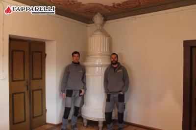 Fase 10. - Donatello (a sinistra) e Patrizio (a destra) in posa davanti alla stufa restaurata.  Fase 10.