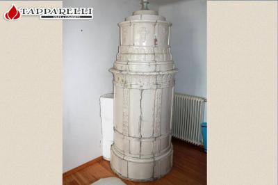- L'antica stufa al momento della presa in visione. Tutta la parte della camera di combustione presentava fessurazioni di vario spessore nelle ceramiche. Su buona parte della superficie erano presenti tracce di colla e colore.