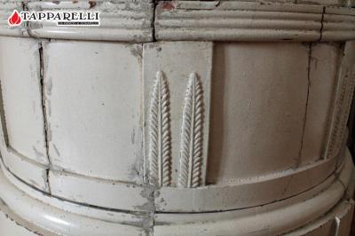 - Anche la parte inferiore della stufa non si trovava in buono stato di conservazione. Negli anni sono stati realizzati sulla superficie ceramica degli interventi posticci con materiali assolutamente non idonei.