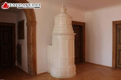 - La bellezza di questa antica stufa Bormiolli in tutta la sua interezza. A distanza di secoli, riesce ancora a trasmettere forti emozioni ai cuori di chi le sa apprezzare.