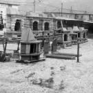 La prima esposizione era all'aperto, nel piazzale adiacente al primo sito di lavorazione. Anno 1980.