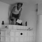 Roberto Tapparelli impegnato nell'installazione di una stufa ad olle nel 1985.