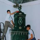 Patrizio Tapparelli (a sinistra) ad 11 anni impegnato nel "primo restauro" di una stufa antica: sarà amore a prima a vista !