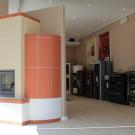 L'interno della sala mostra, con stufe ad olle, stufe a legna e a pellet. L'interno della sala mostra, con stufe ad olle, stufe a legna e a pellet.