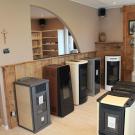 Un'altra panoramica dell'esposizione permanente di stufe. Un'altra panoramica dell'esposizione permanente di stufe.