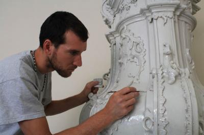 Fase 10: il ritocco pittorico. - L'ultima fase del restauro ha riguardato il ritocco pittorico di tutte le parti precedentemente ricostruite e sistemate. Il lavoro di pittura è quello che richiede la maggiore attenzione e cura: ogni centimetro della superficie ceramica cambia di tonalità, ed il colore dello smalto deve seguire perfettamente questi cambi di tono. Fase 10: il ritocco pittorico.