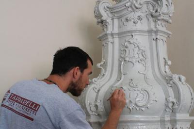 Fase 11: il ritocco pittorico. - Il ritocco pittorico finale è quello che riporta al vero antico splendore ogni stufa antica, ed è quello che richiede particolari doti, ma anche studio dei materiali più idonei e preparazione tecnica. E' per questo che nel corso degli anni abbiamo frequentati diversi corsi di pittura su ceramica, per poter quindi conoscere e padroneggiare ogni tecnica. Fase 11: il ritocco pittorico.