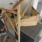 La costruzione di una modernissima stufa ad olle che dovrà incastrarsi armoniosamente con la scala a vista.