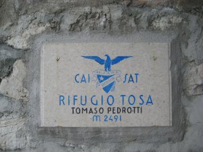 La targa posta all'ingresso del rifugio Tosa, a 2491 metri sul livello del mare.