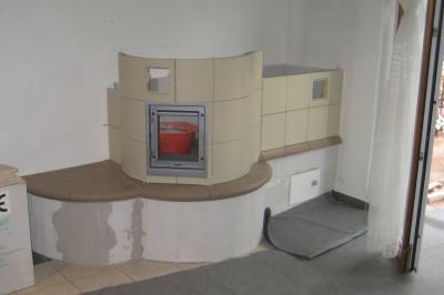 Fase 1 - Alla fine del primo giorno avevamo installato già buona parte delle maioliche, la portina, la centralina ed avevamo concluso anche la costruzione della canna fumaria, compreso di taglio ed isolazione tetto. Fase 1