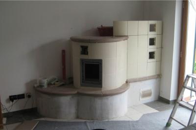 Fase 2 - Nel secondo giorno il lavoro si è concentrato soprattutto nella costruzione interna della stufa, che comprende camera di combustione e giri di fumo. Fase 2