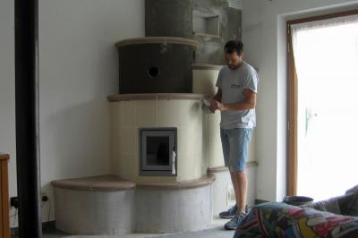 Fase 4 - Al terzo giorno di lavoro la stufa era completa. Si è provveduto alla stuccatura delle fughe ed alla preparazione del fondo per le parti intonacate. Fase 4