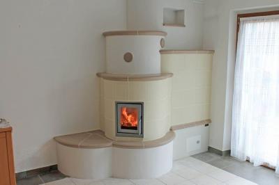 Fase 5 - Quarto giorno. La stufa è conclusa, intonacata e ben lucidata. L'ultima operazione riguarda sempre il collaudo, con l'accensione e la verifica dei fumi. Il nostro sistema di installazione ormai collaudato da anni, ci permette di costruire una stufa da 14 quintali in pochissimi giorni, limitando quindi il disagio di avere un cantiere in casa. Questa stufa, con i metodi tradizionali, richiederebbe almeno 10 giorni di lavoro, cosa che sicuramente darebbe molto fastidio in una casa abitata. Fase 5
