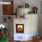 Stufa ad olle in maiolica decorata a mano libera (cod. 89).