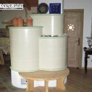 Stufa ad olle in maiolica con giro panca in legno (cod. 42).