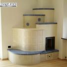 Stufa ad olle a Trento con rivestimento in maiolica, portina per vista fuoco e centralina controllo combustione (cod. 26).