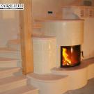 Stufa ad olle in maiolica con scala per salire ai piani incorporata nella stufa (cod. 53).