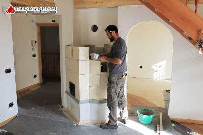 Fase 4 - Alla fine della prima giornata la stufa ha raggiunto ormai metà della sua struttura. Patrizio Tapparelli segue sempre le installazioni delle stufe ad olle. Fase 4