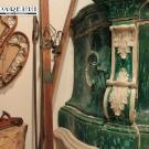 Stufa antica Bormiolli, unica in stile barocco giunta fino a noi. Insieme sci, ciaspole e pattini da ghiaccio del secolo scorso.